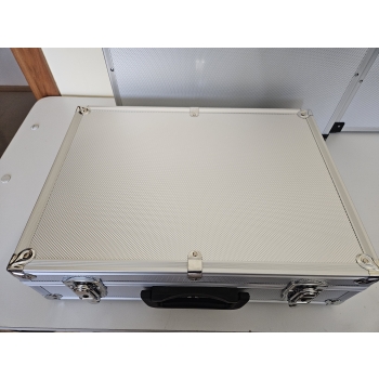 Metalowa walizka do przenoszenia